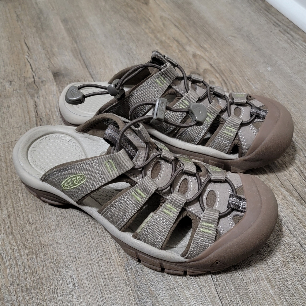 🧗‍♀️ KEEN Newport Slip-On Comfort Shoes – Size 6 | Timberwolf/Tarragon 🌿